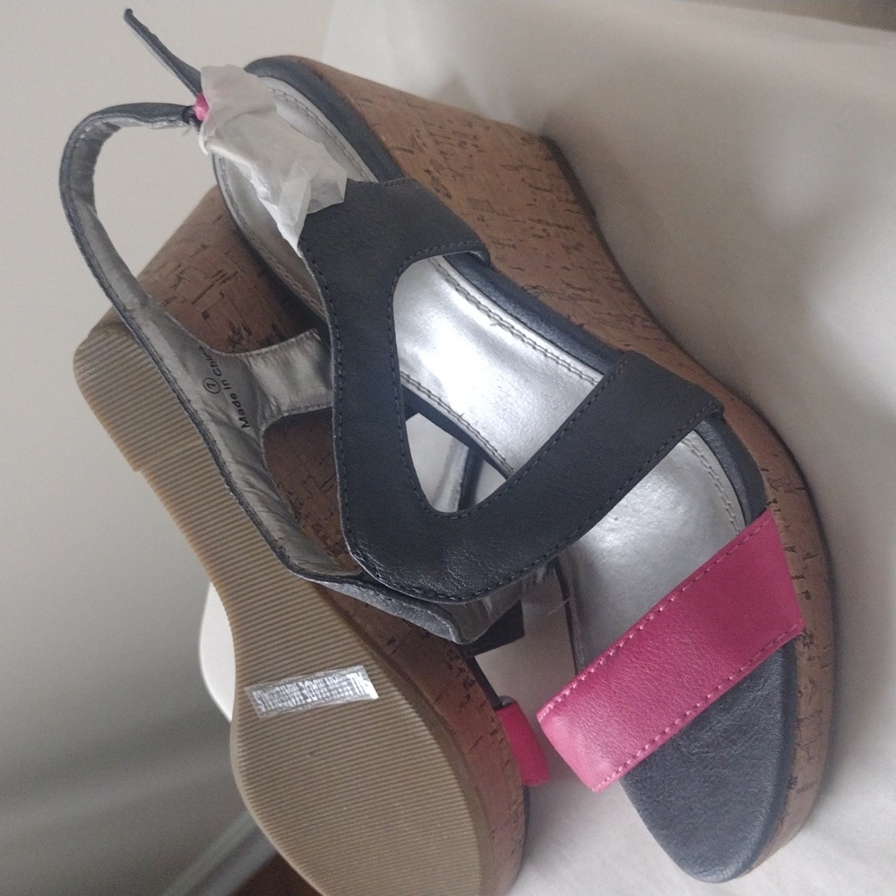 Shoes - Picture 4 of 7